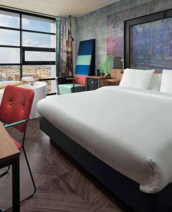 Bo på et stilig hotell med en unik industriell design inspirert av Amsterdams havnehistorie.