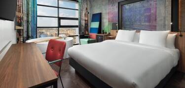 Bo på et stilig hotell med en unik industriell design inspirert av Amsterdams havnehistorie.