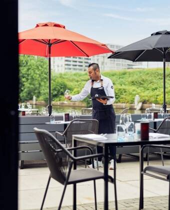 Die Terrasse und Bar am Fluss bieten eine entspannte Atmosphäre nach einem Tag voller Erkundungen.