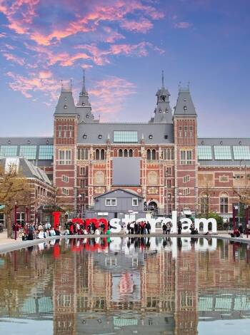 Entdecken Sie weltberühmte Museen wie das Rijksmuseum und das Van‑Gogh‑Museum, nur eine kurze Straßenbahnfahrt entfernt.