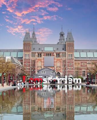 Oppdag verdenskjente museer som Rijksmuseum og Van Gogh‑museet, bare en kort trikketur unna.