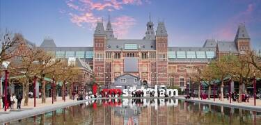 Entdecken Sie weltberühmte Museen wie das Rijksmuseum und das Van‑Gogh‑Museum, nur eine kurze Straßenbahnfahrt entfernt.