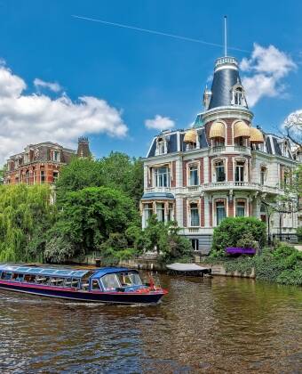 Machen Sie eine Grachtenfahrt oder mieten Sie ein Fahrrad, um Amsterdam aus einer anderen Perspektive und in Ihrem eigenen Tempo zu erleben.