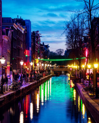 Das vielfältige Nachtleben und die Gastronomieszene Amsterdams bieten historische Braune Cafés, Grachtenbistros, Craft‑Beer‑Bars und lebhafte Musikclubs – mit Sommerterrassen an den Grachten, die einen besonderen Charme versprühen.