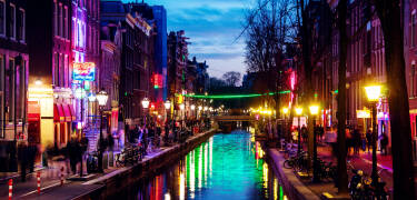 Das vielfältige Nachtleben und die Gastronomieszene Amsterdams bieten historische Braune Cafés, Grachtenbistros, Craft‑Beer‑Bars und lebhafte Musikclubs – mit Sommerterrassen an den Grachten, die einen besonderen Charme versprühen.