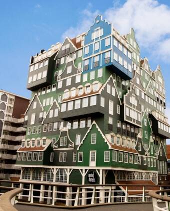 Den ikoniske fasaden inspirert av tradisjonelle Zaan-hus gjør hotellet til et arkitektonisk landemerke.