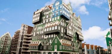 Den ikoniske fasaden inspirert av tradisjonelle Zaan-hus gjør hotellet til et arkitektonisk landemerke.