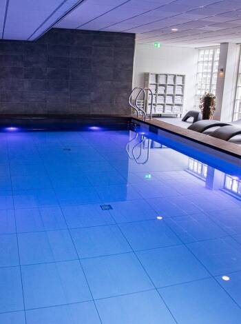 Entspannen Sie sich im Wellness-Club mit Pool, Sauna und Fitnessraum.