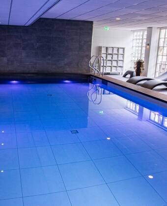 Entspannen Sie sich im Wellness-Club mit Pool, Sauna und Fitnessraum.