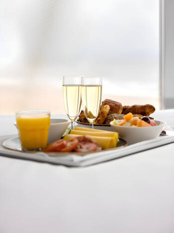 Njut av frukost eller drinkar i en avslappnad och modern atmosfär på Puur Saen