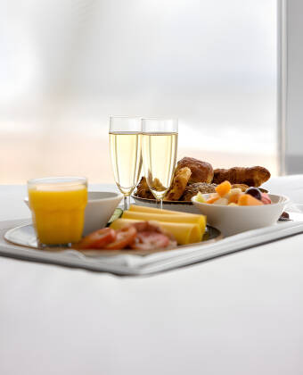 Nyd morgenmad eller drinks på Puur Saen i en afslappet, moderne atmosfære.