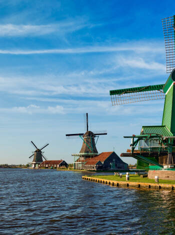 Die nahe gelegene Zaanse Schans bietet historische Windmühlen, Kunsthandwerk und klassischen niederländischen Charme.