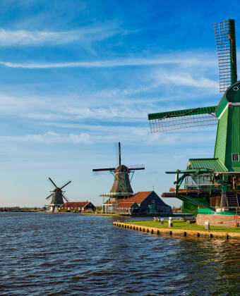 Zaanse Schans i nærheden byder på historiske vindmøller, kunsthåndværk og klassisk hollandsk charme.