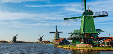 Zaanse Schans i nærheten byr på historiske vindmøller, håndverk og klassisk nederlandsk sjarm.