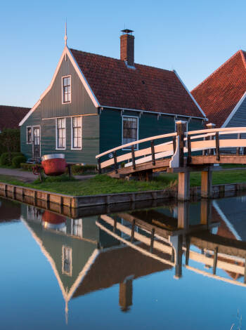Erkunden Sie das farbenfrohe Zaandam, das für seine Holzhäuser im Bilderbuchstil bekannt ist.