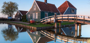 Utforsk fargerike Zaandam, kjent for sine trehus i eventyrstil.