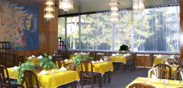 Das gemütliche Restaurant serviert sowohl tschechische Spezialitäten als auch internationale Gerichte.