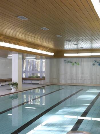 Simma i den rymliga inomhuspoolen som mäter 18x6 m.