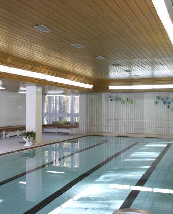 Schwimmen Sie im großzügigen Innenpool mit einer Größe von 18 x 6 m.