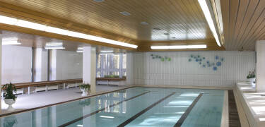 Schwimmen Sie im großzügigen Innenpool mit einer Größe von 18 x 6 m.