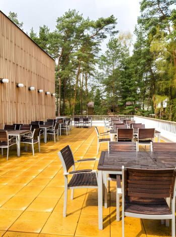 Njut av drinkar i baren eller koppla av ute på den soliga terrassen.
