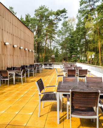 Nyd en drink i baren eller slap af udenfor på den solrige terrasse.
