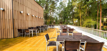 Nyd en drink i baren eller slap af udenfor på den solrige terrasse.