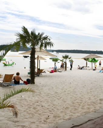En sandstrand i nærheden er et nemt sted at slappe af udendørs.