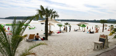 Der nahe gelegene Sandstrand lädt zum Entspannen im Freien ein.