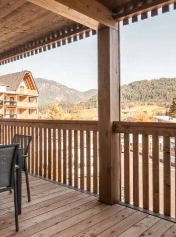 Koppla av på din privata balkong med panoramautsikt över Pillersee-dalen och bortom.