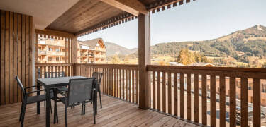 Koppla av på din privata balkong med panoramautsikt över Pillersee-dalen och bortom.