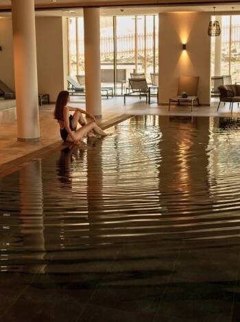Wellnessavdelningen har en uppvärmd inomhuspool, bastu, relaxrum och tillgång till en lugn trädgård.