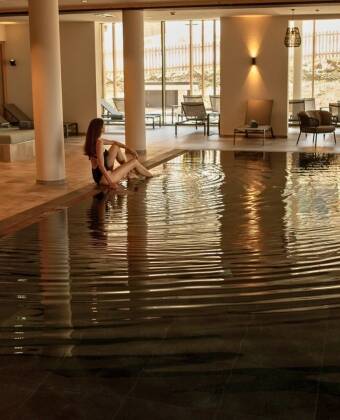 Wellnessområdet har en opvarmet indendørs pool, sauna, afslapningsrum og adgang til en fredelig have.