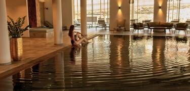 Wellnessavdelningen har en uppvärmd inomhuspool, bastu, relaxrum och tillgång till en lugn trädgård.