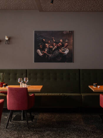 Njut av regionala smaker med en nylagad middagsmeny i den eleganta restaurangen Upside Down.