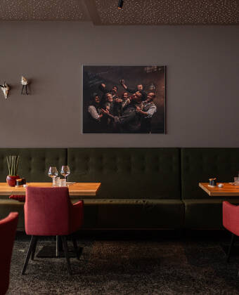 Njut av regionala smaker med en nylagad middagsmeny i den eleganta restaurangen Upside Down.