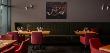 Njut av regionala smaker med en nylagad middagsmeny i den eleganta restaurangen Upside Down.