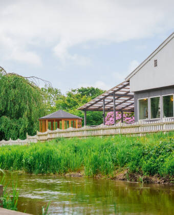 Ta en pause på Morup Mølle Kro, hvor den fredelige beliggenheten ved Hvidbjerg Å gjør det lett å senke tempoet og slappe av.