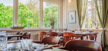 Enjoy English-inspired pub food in the inn’s relaxed restaurant and bar.
