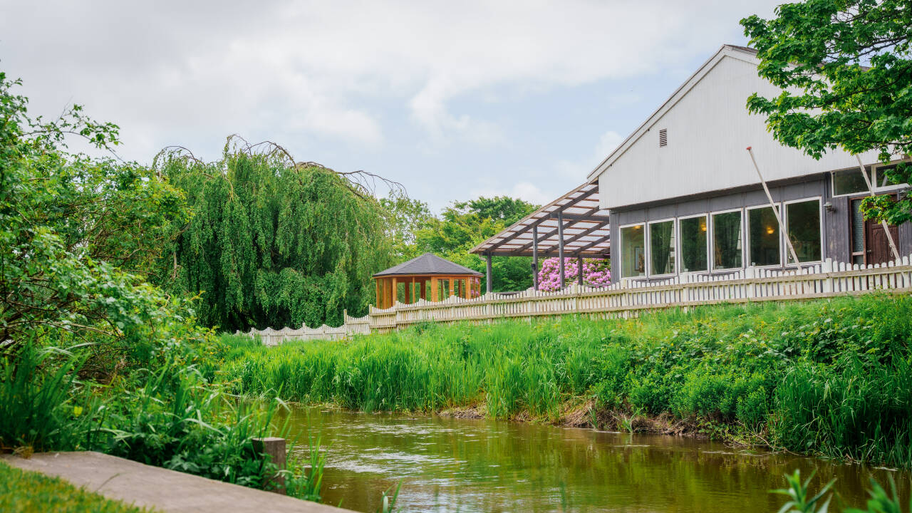 Gönnen Sie sich eine Auszeit im Morup Mølle Kro, wo die ruhige Lage am Hvidbjerg Bach zum Entschleunigen und Entspannen einlädt.