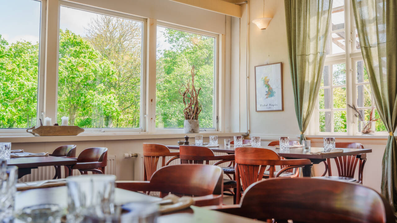 Enjoy English-inspired pub food in the inn’s relaxed restaurant and bar.