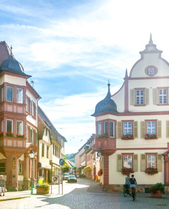 Bo i Bad Bergzabern längs den Södra vinvägen, precis vid franska gränsen.