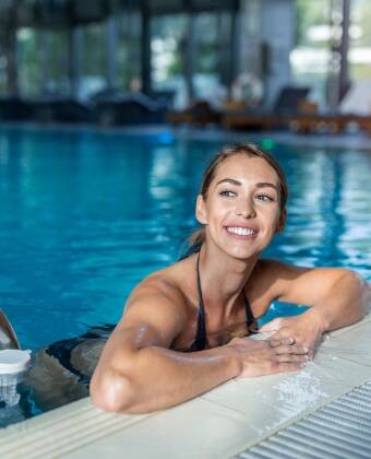 Besuchen Sie die Südpfalz Therme mit ihrer Wellnesslandschaft und dem Dach-Saunagarten, nur wenige Minuten entfernt.