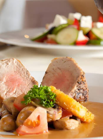 Njut av en riklig frukost och generösa middagsbufféer i restaurang ”1900”.