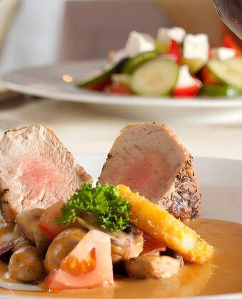 Nyd en rig morgenmad og overdådige middagsbuffeter i Restaurant »1900«.