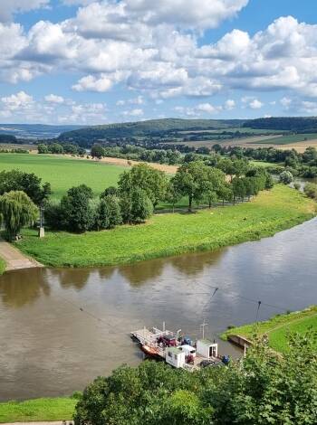 Boka en vistelse på Hotel Bevertal och upptäck Weserberglands charm – böljande kullar, flodutsikt och historiska småstäder.