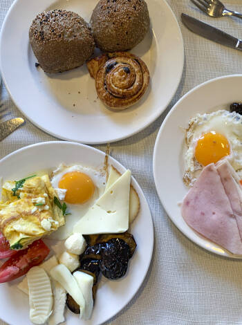 Varje vistelse inkluderar en generös frukost och lunchpaket att ta med på dagens äventyr.