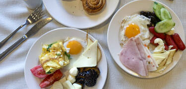 Varje vistelse inkluderar en generös frukost och lunchpaket att ta med på dagens äventyr.