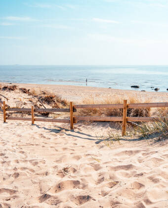 Besuchen Sie den Skrea Strand mit seinen Sandstränden und erfrischenden Spaziergängen am Meer.