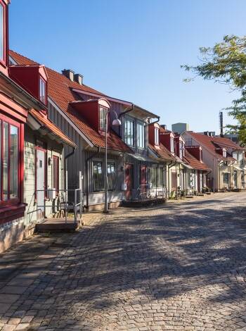 Utforsk Falkenbergs sjarmerende gamleby med butikker, kafeer og historie.